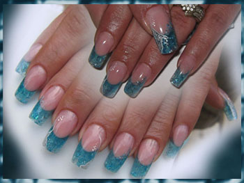 pose d'ongles acrylique et décoration sur ongles