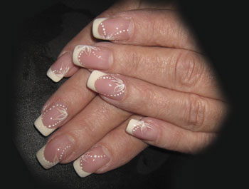pose d'ongles acrylique français et dessins sur ongles